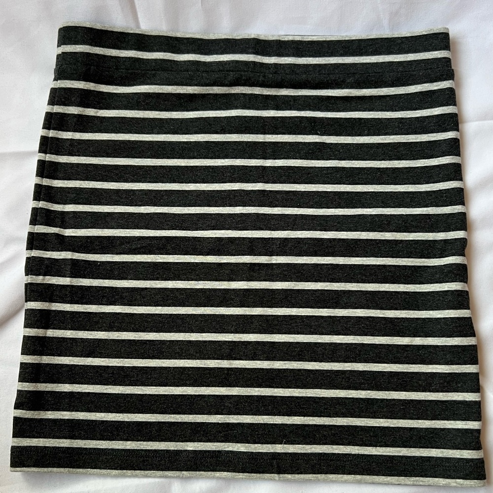 Forever21 | Medium Charcoal “Gray and White” Skirt